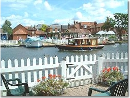 Anchor Cottage, River and Garden - Norfolk Broads